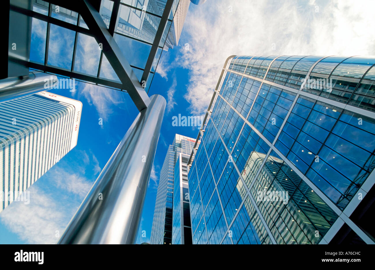 Une abstraite de Canary Wharf et son architecture contemporaine moderne contre un ciel bleu. Banque D'Images