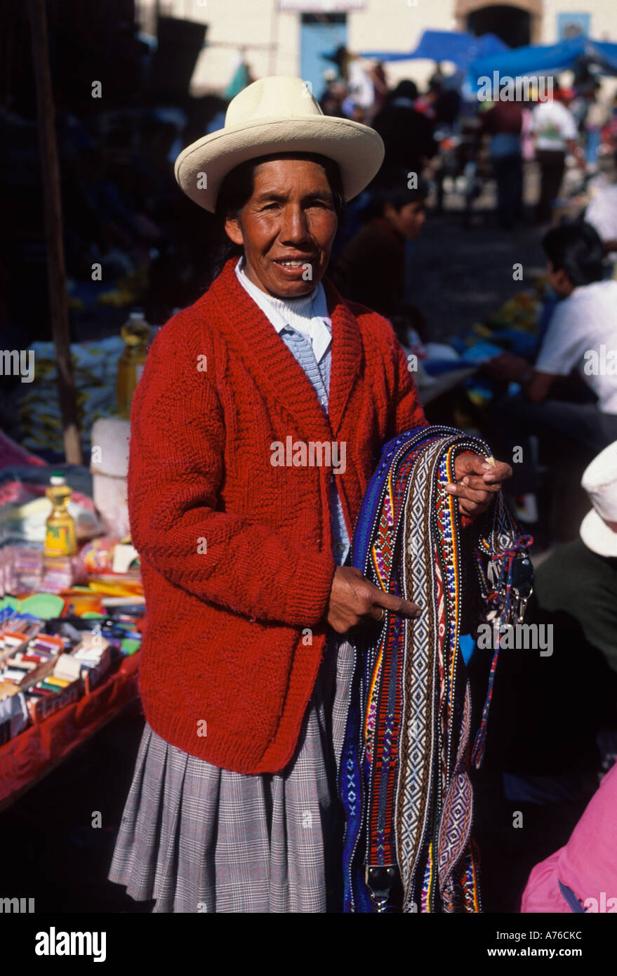 Vieille Femme Quechuan sangles et ceintures colorées de vente au marché , Pisac , Pérou Banque D'Images