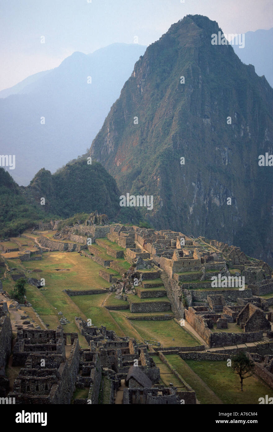 Huaynu avec Machu Picchu Picchu in early morning light Banque D'Images
