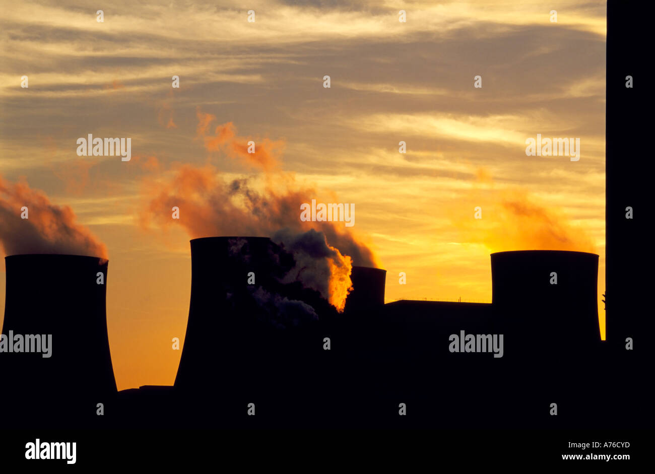 Ratcliffe sur la centrale thermique au charbon au coucher du soleil avec la vapeur s'échapper de cheminées. Banque D'Images