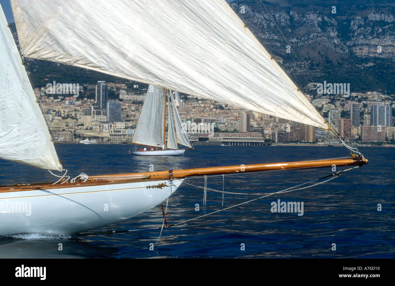 Yachts à voile au large de Monaco et Monte Carlo France Mer Ligurienne Mer Méditerranée Banque D'Images