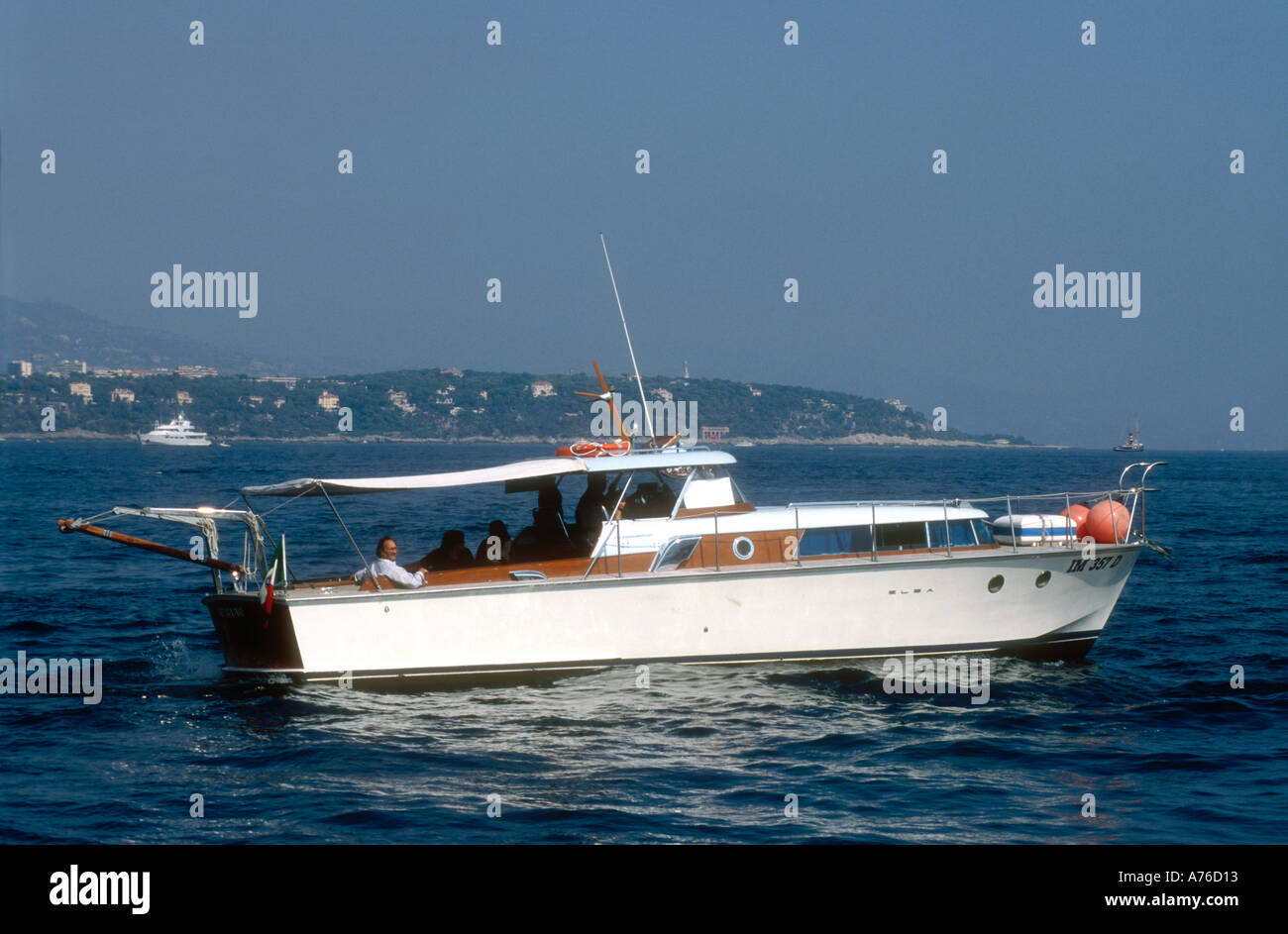 Un moteur Chris Craft cruiser au large de Monaco et Monte Carlo France Mer Méditerranée Banque D'Images