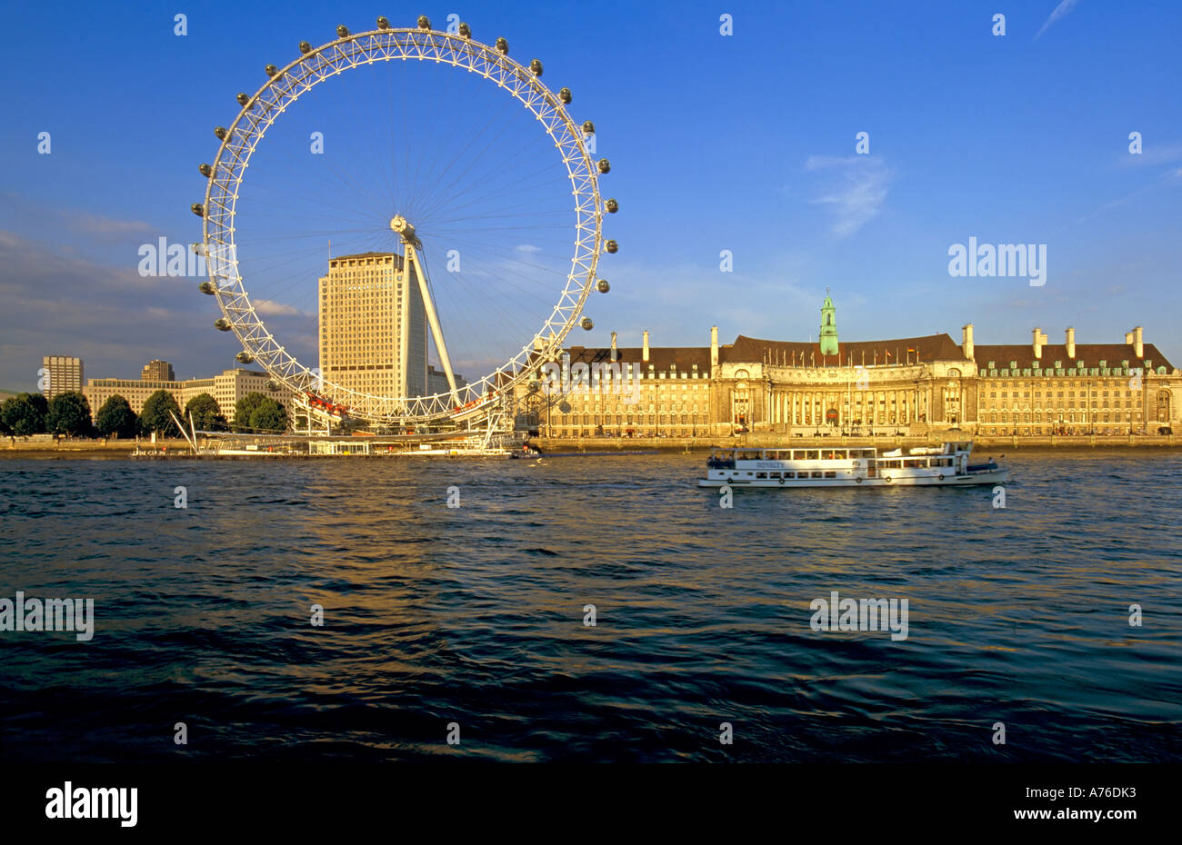Vue du London Eye sur la rive sud de l'Northbank de la Tamise. Banque D'Images