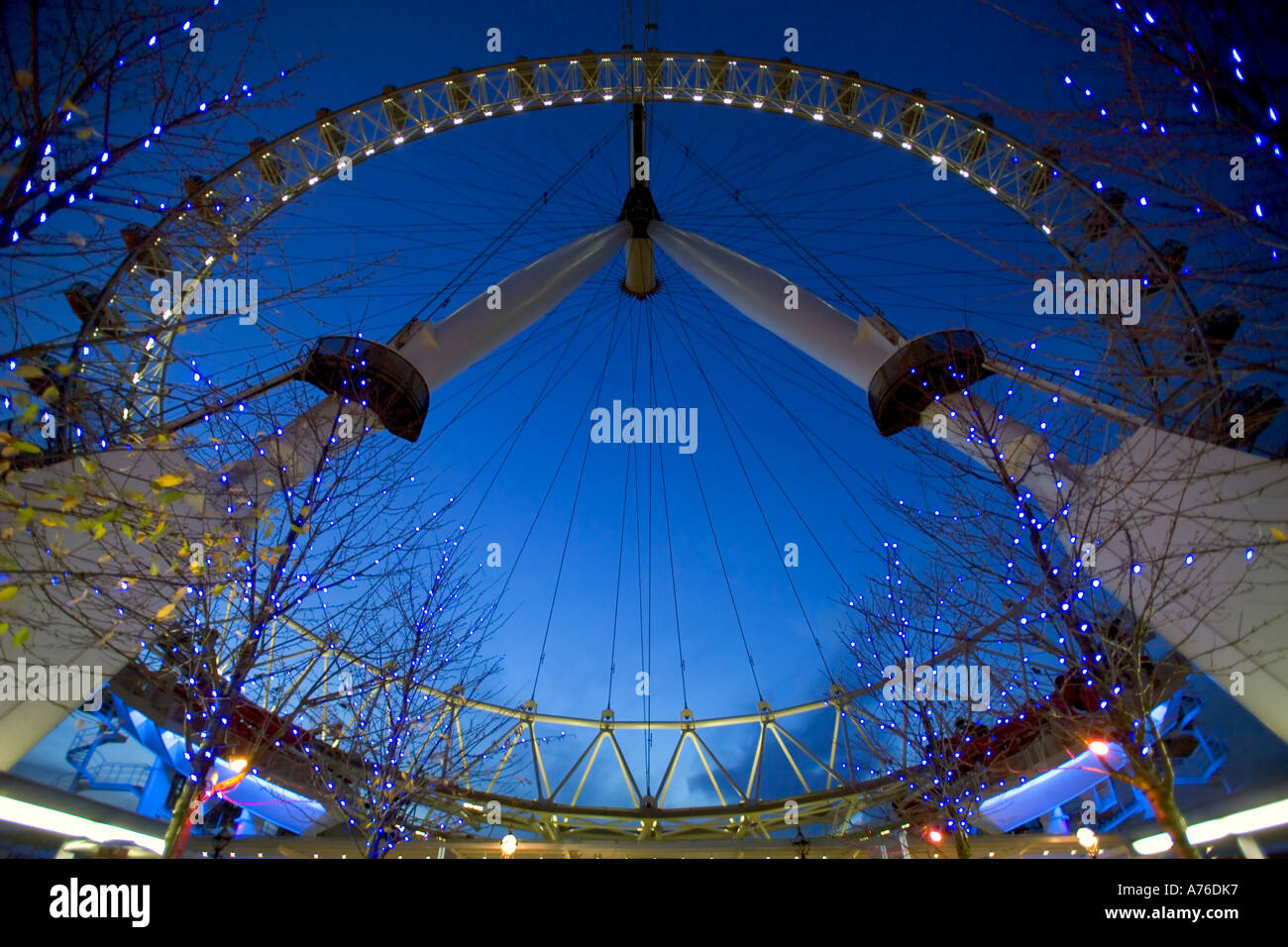 Un grand angle de vue inhabituel rez-de-chaussée de l'Oeil de Londres la nuit. Banque D'Images