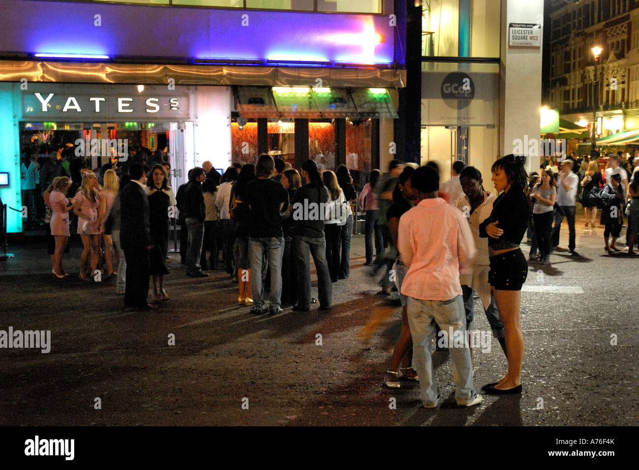 Party People sur un samedi soir à Leicester Square Londres Banque D'Images