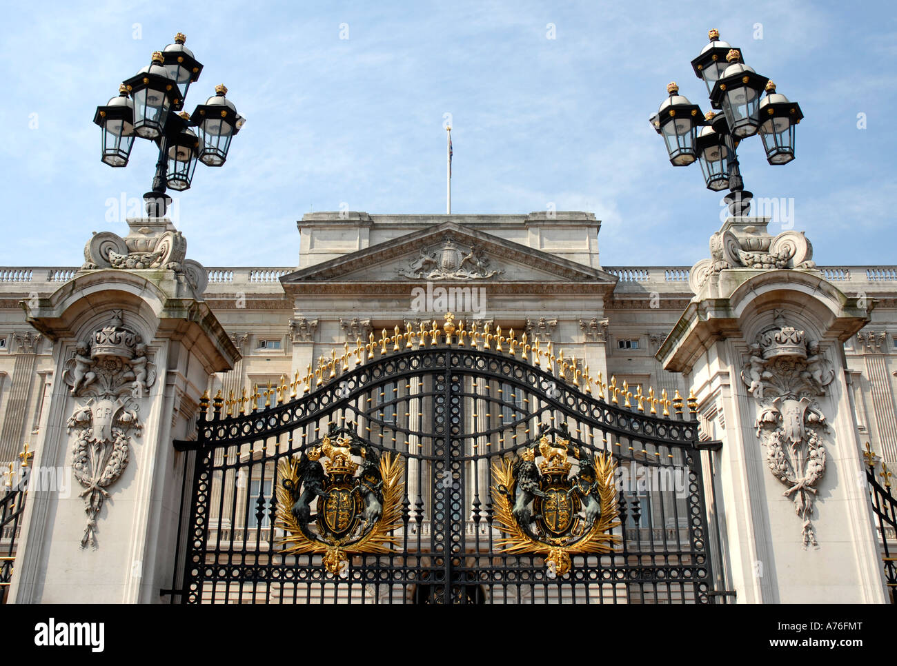 Les armoiries royales sur les portes à Buckingham Palace Londres Banque D'Images