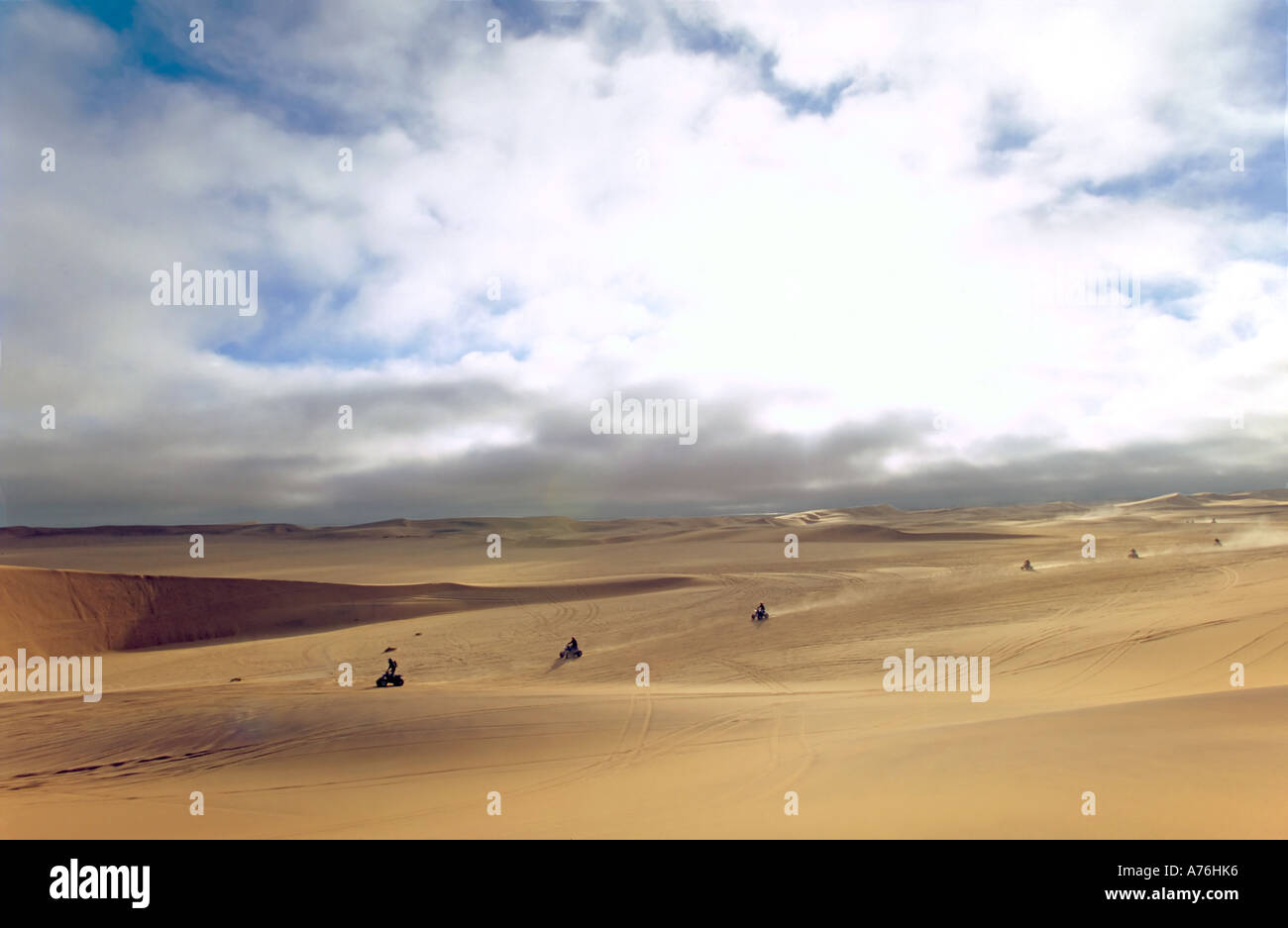 Un grand angle de vue quadeurs sur les dunes de sable du désert de Namibie. Banque D'Images
