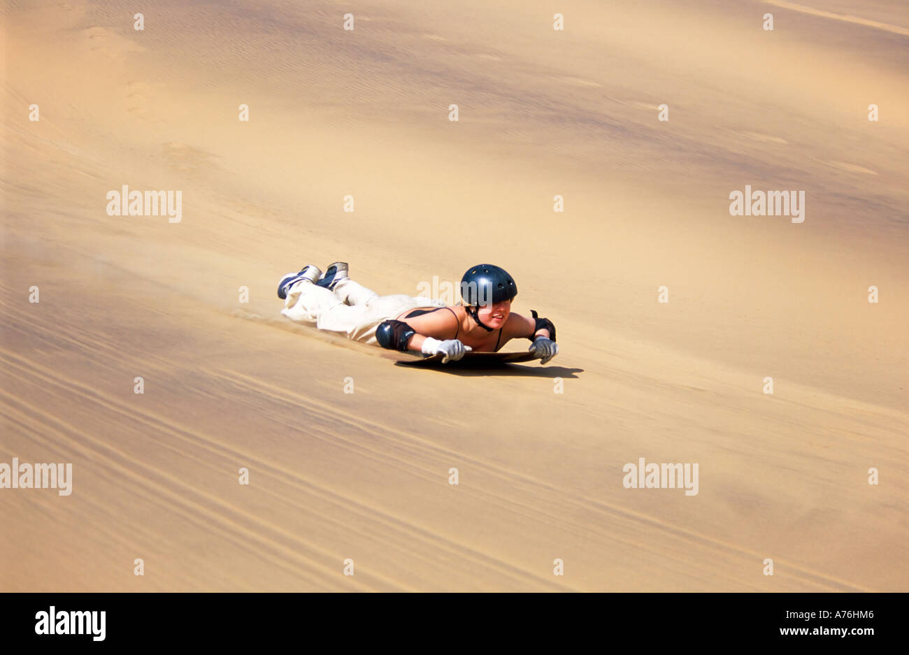 Un sable boarder en ordre décroissant les dunes de sable de la Namibie. Banque D'Images
