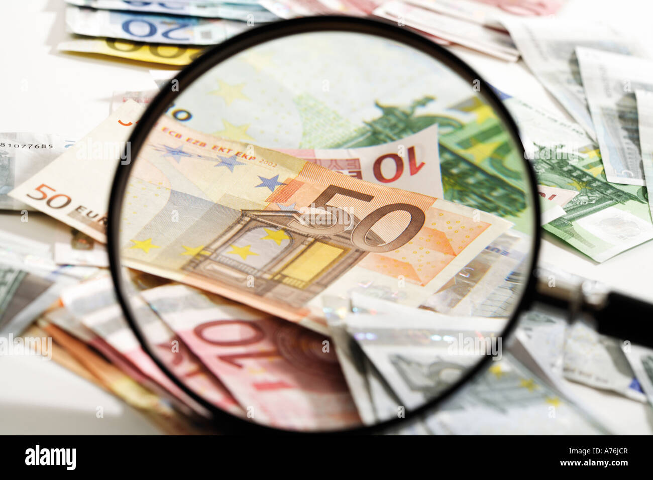 Billets sous loupe, close-up Banque D'Images