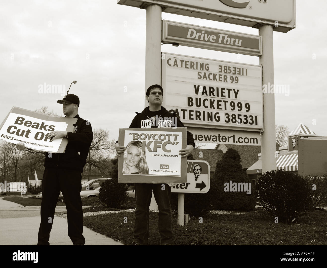 Deux jeunes hommes de protestation devant le Kentucky Fried Chicken au nom de PETA, People for the Ethical Treatment of Animals Banque D'Images