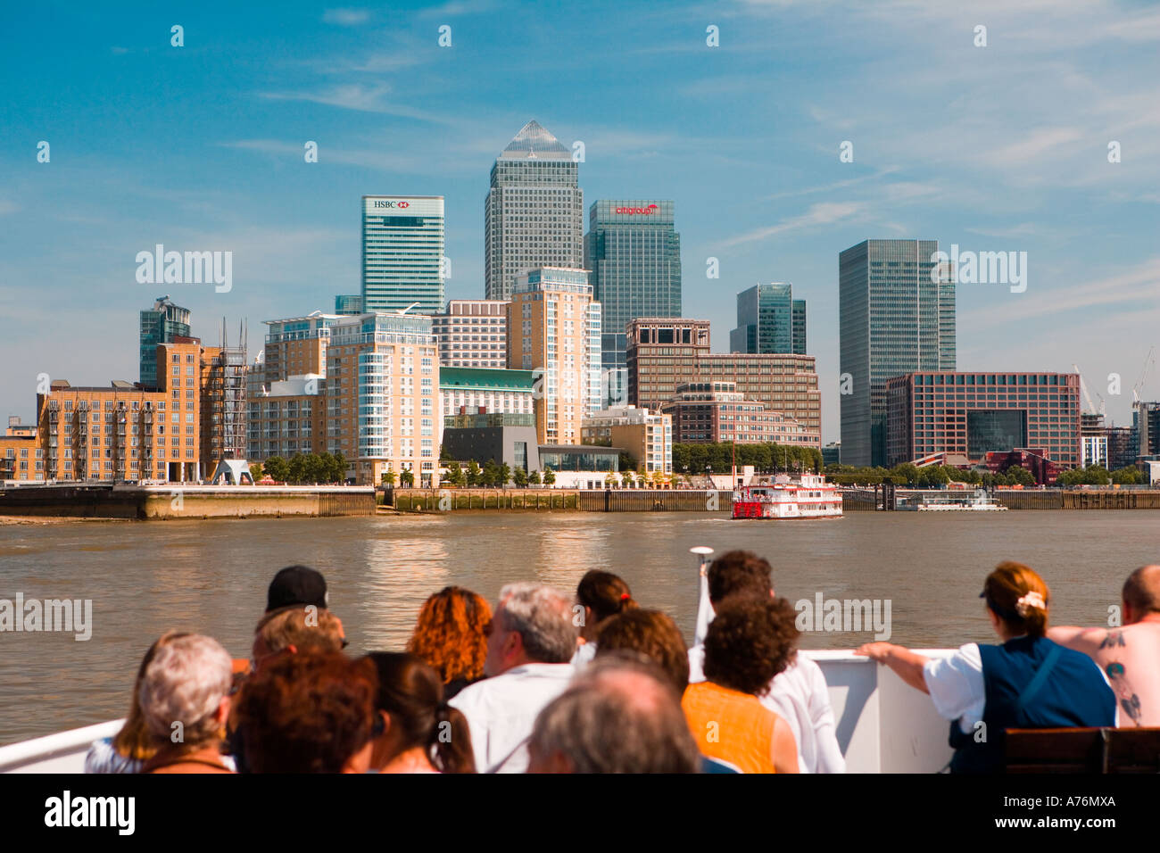 Ville de London Skyline impressionnant vu du bateau de plaisance on Thames Banque D'Images
