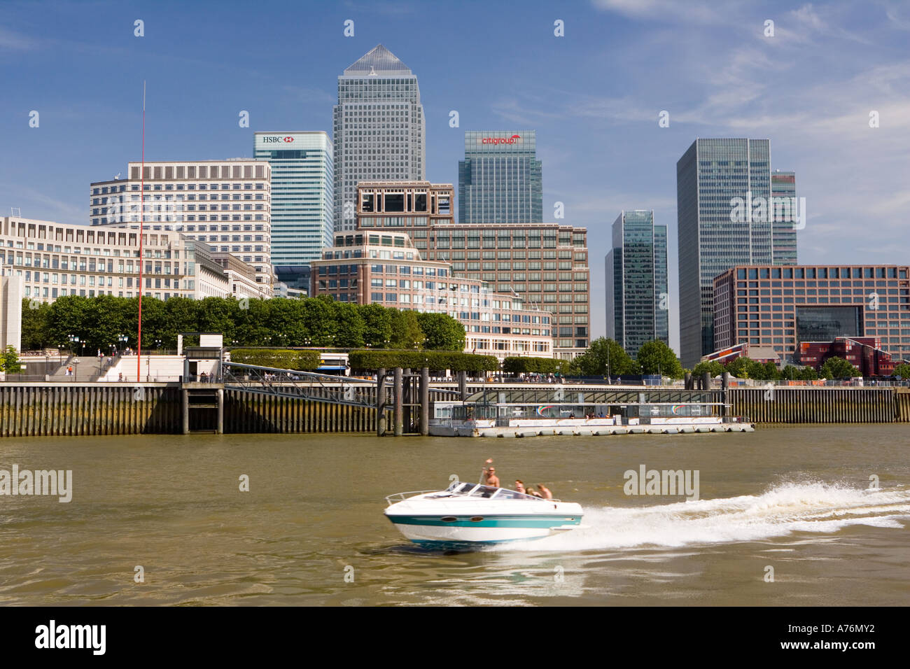 Les toits de Londres impressionnant bateau de plaisance on Thames, comme la voile passe Banque D'Images