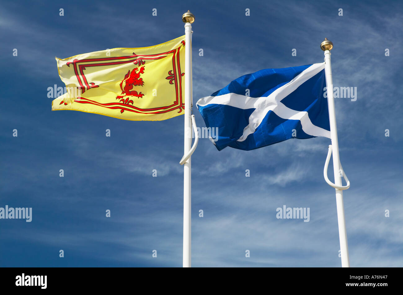 L'Écosse. La croix St Andrews, Drapeau Le drapeau national de l'Écosse et la bannière royale écossaise avec le lion rouge Banque D'Images