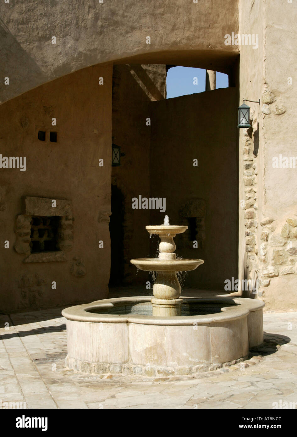 Fontaine en arabe sur la cour. Banque D'Images