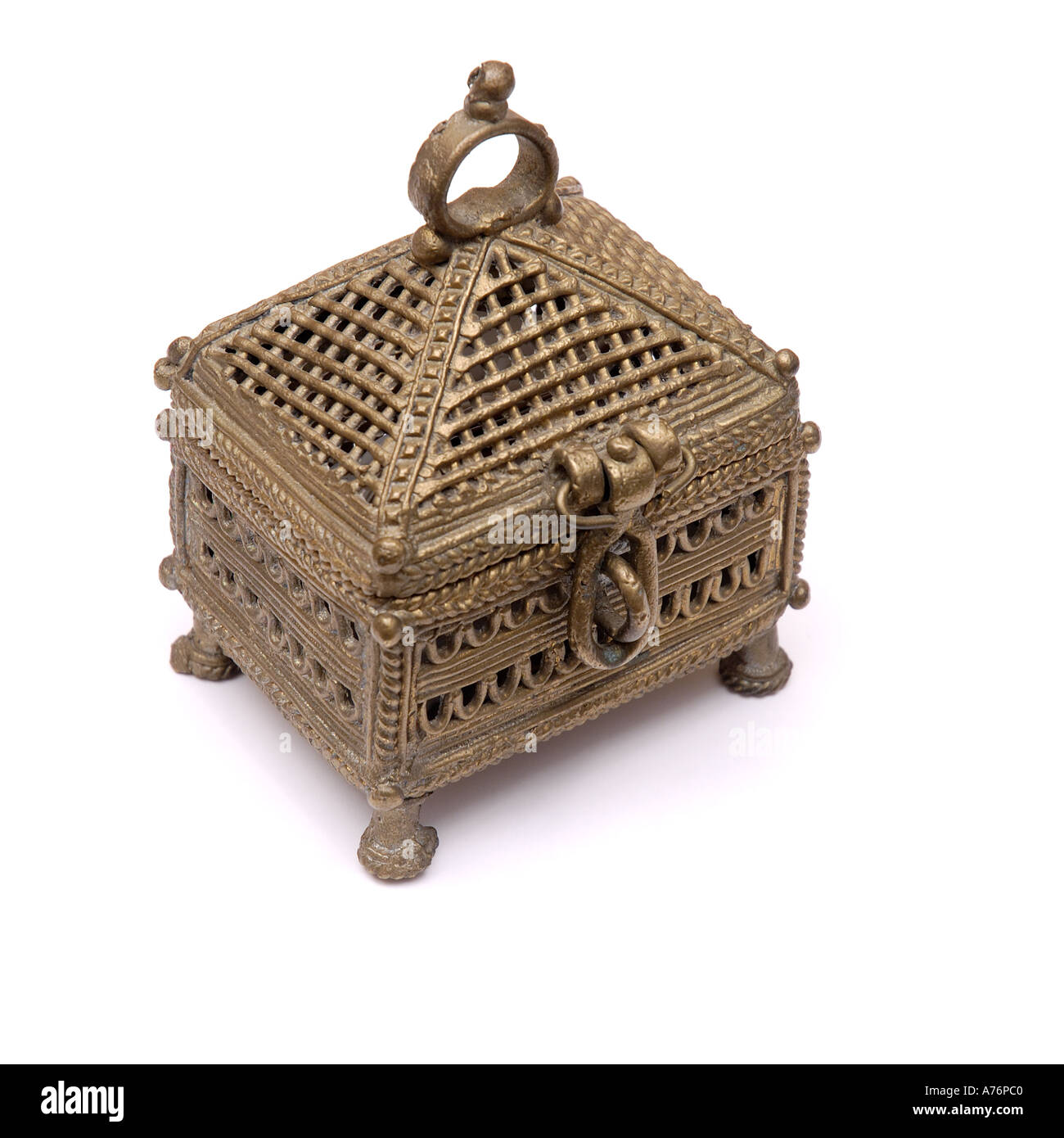Coffre au Trésor métal artefact sur fond blanc Banque D'Images