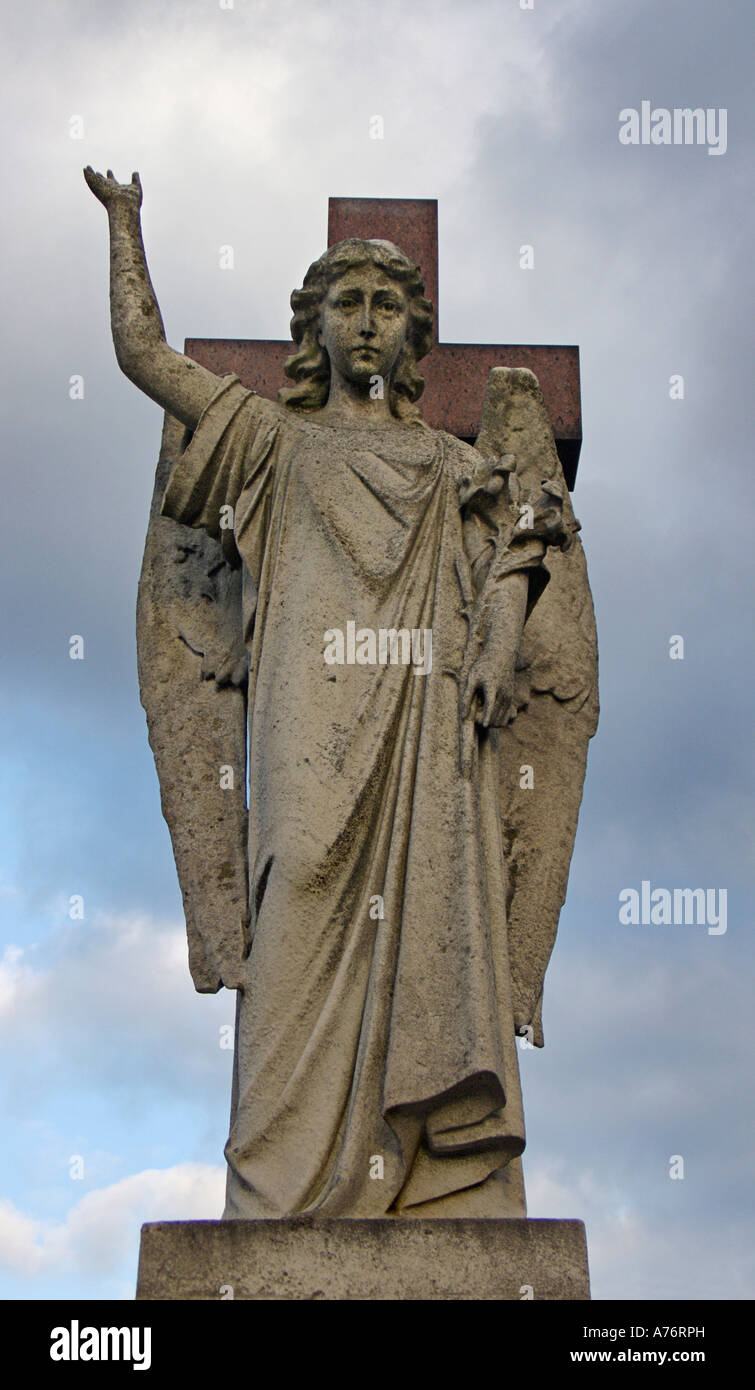 Angel et la pierre tombale victorienne gothique à Brompton Cemetery Londres Angleterre Banque D'Images