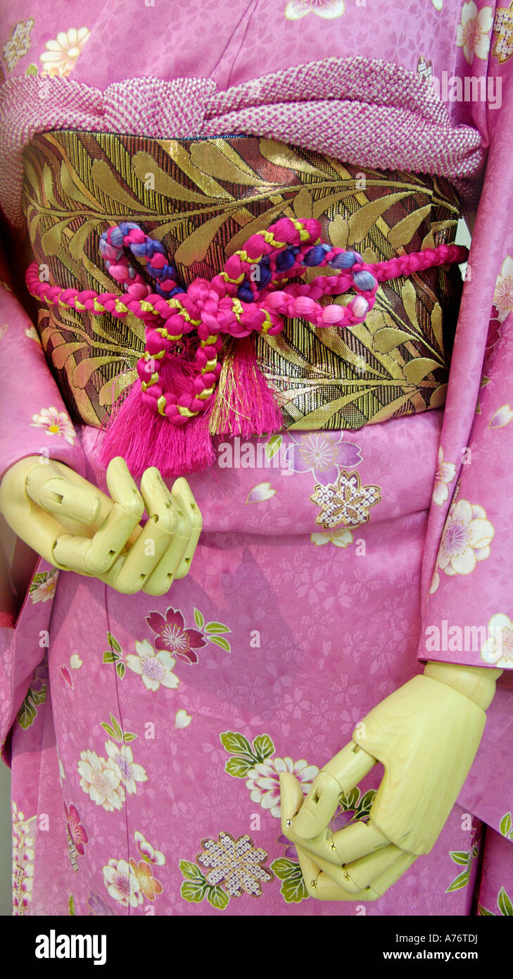 Grand magasin japonais mannequin habillé en bois portant un kimono Japon Banque D'Images