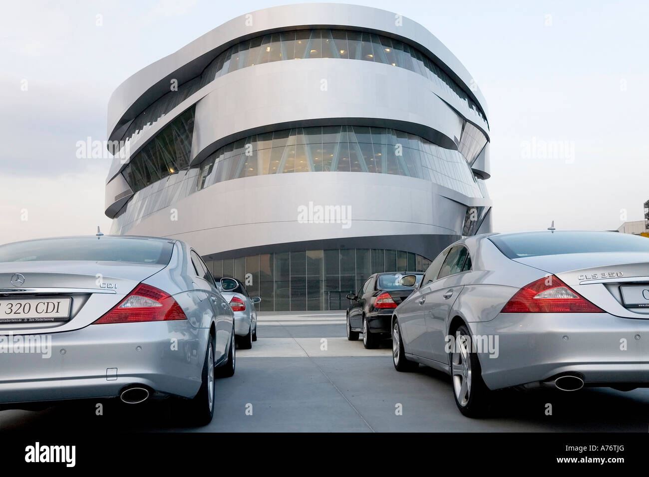 Mercedes CLS argent gratuit en face de la Mercedes-Benz-Museum, Stuttgart, Bade-Wurtemberg Banque D'Images