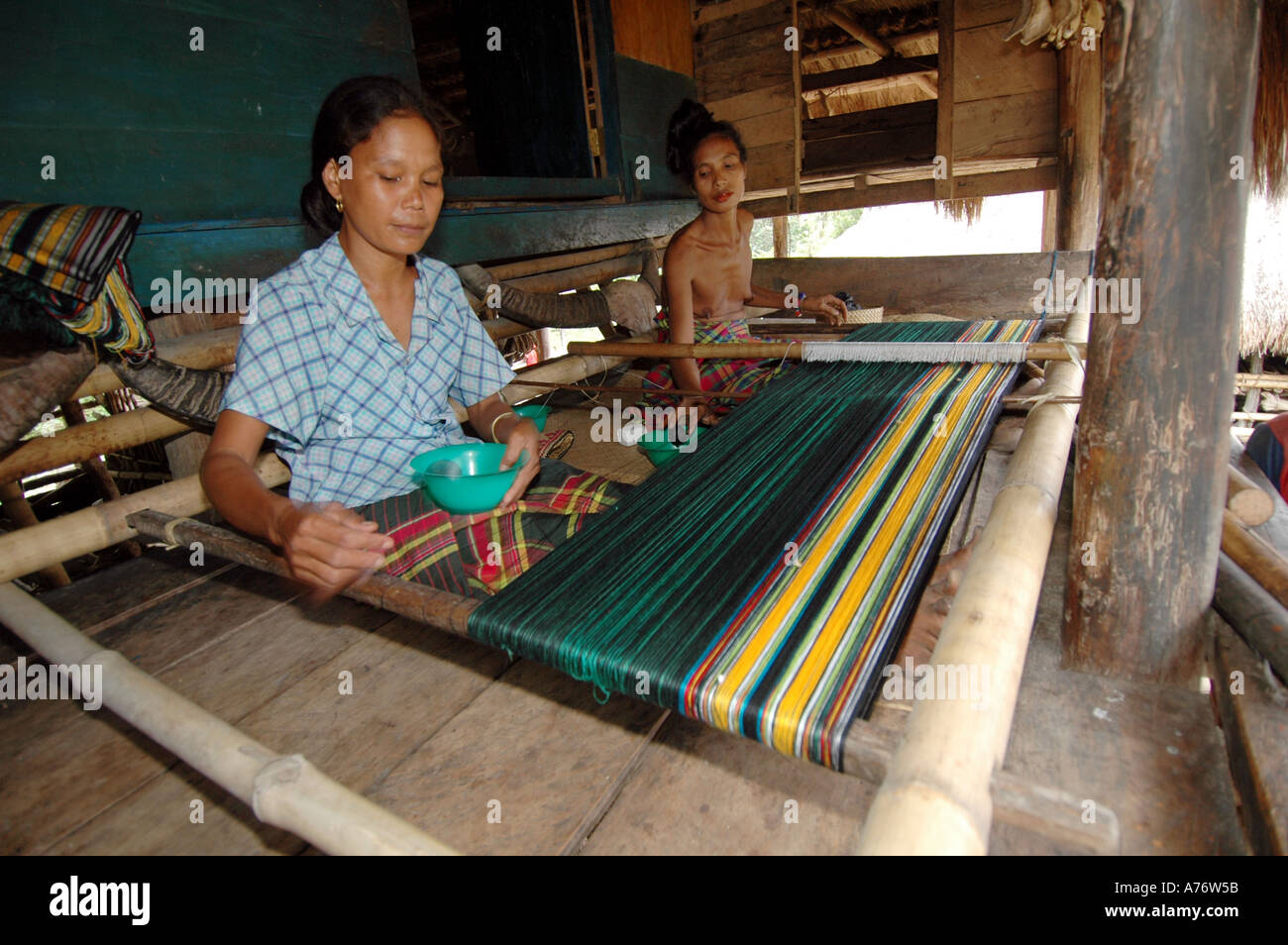 À l'ouest de Sumba Nihiwatu Indonesia Femme waeves tissu ikat traditionnel Banque D'Images