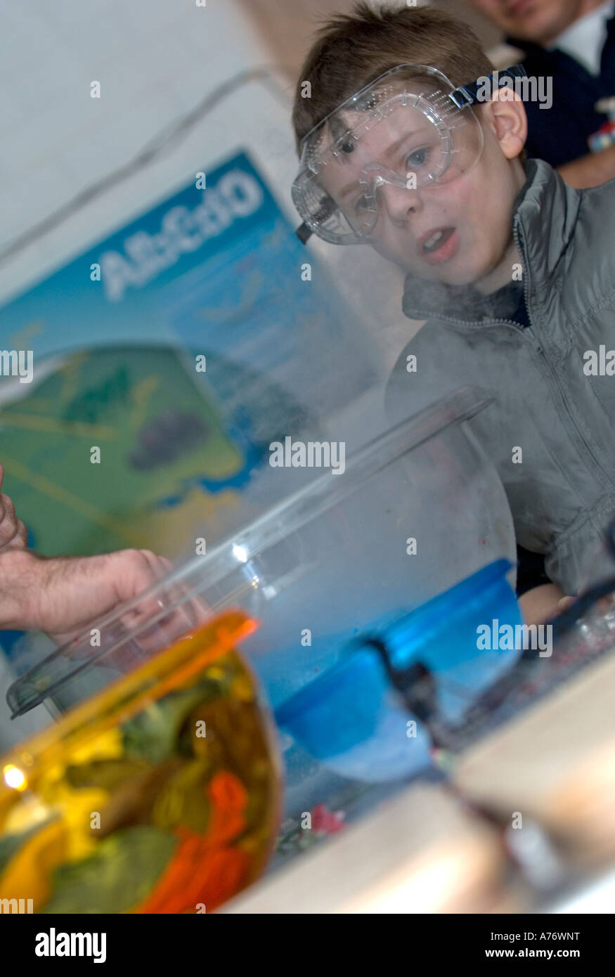 Élève de primaire portant des lunettes de faire une expérience scientifique Banque D'Images