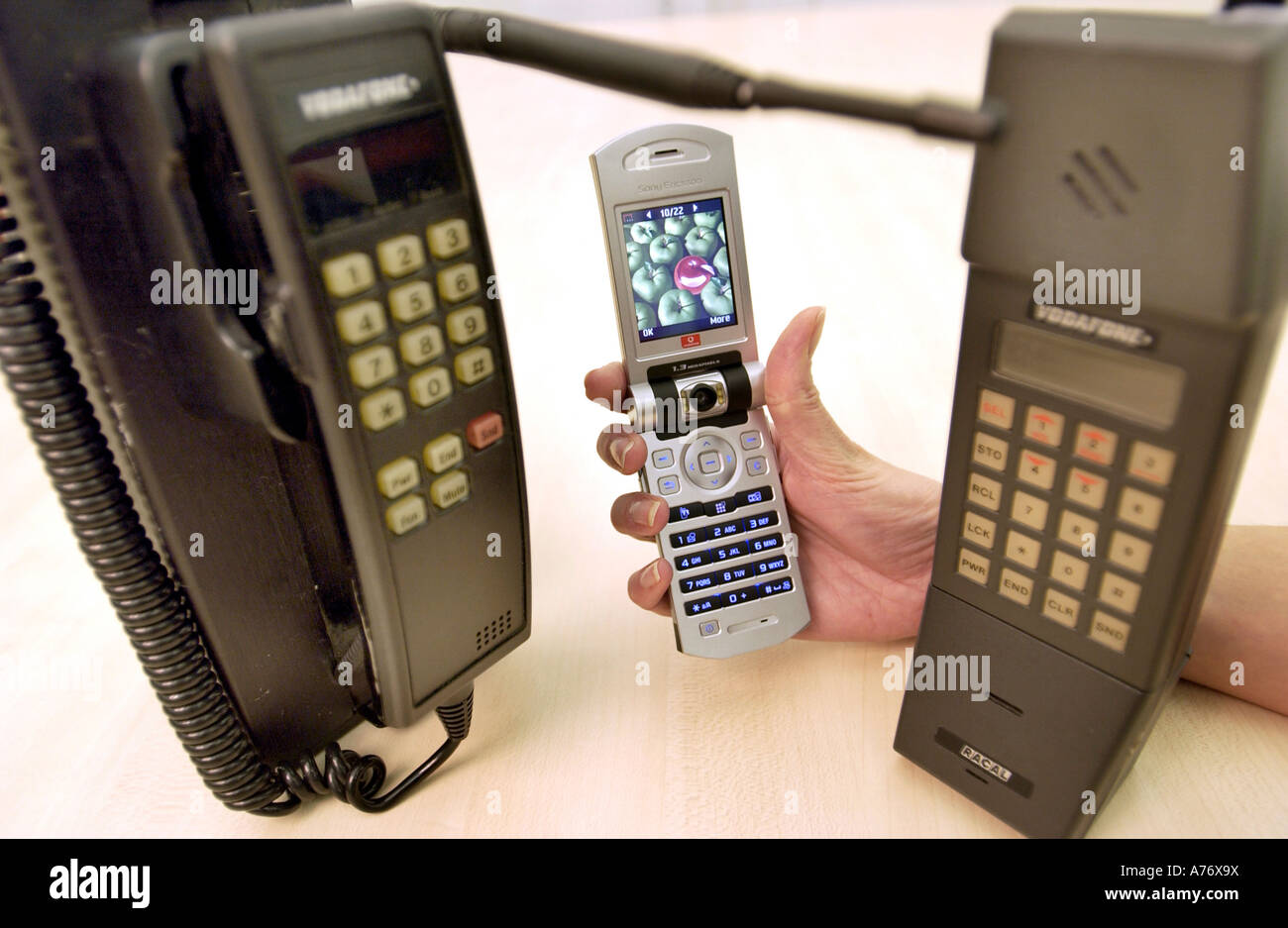 L'histoire des téléphones mobiles affichées avec d'anciens modèles des années 80 et d'un visiophone 3G à partir de 2004. Banque D'Images
