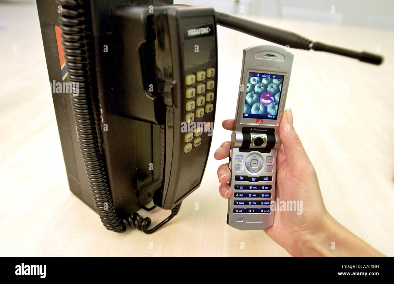 L'histoire des téléphones mobiles affichés avec un vieux modèle des années 80 et un 3G Vodafone. Banque D'Images