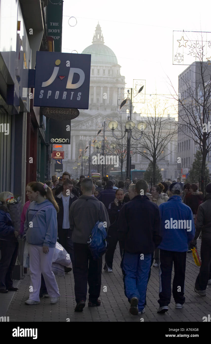 Des foules de gens devant les magasins de shopping de Noël la veille de Noël à Belfast, Irlande du Nord Banque D'Images