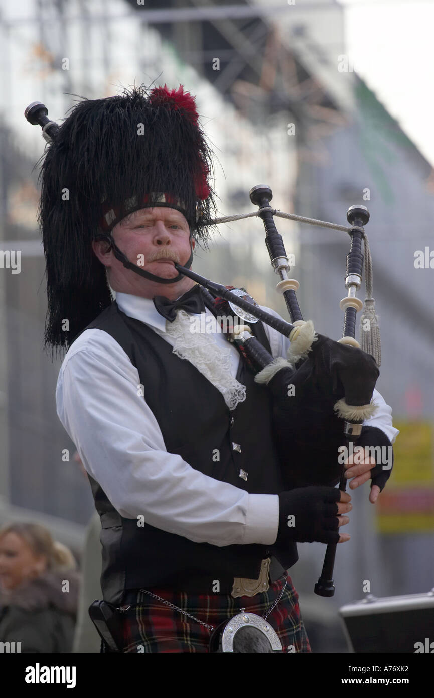 Joueur de cornemuse en grande tenue kilt jouant de la cornemuse dans la zone piétonne de cornmarket pendant les achats de Noël à Belfast Banque D'Images