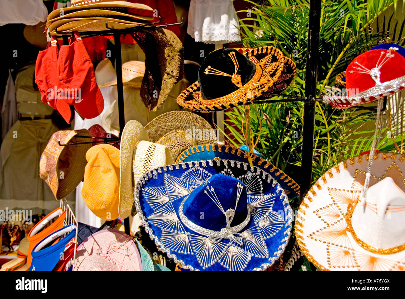 La ville de San Miguel de Cozumel au Mexique, rouge et bleu chapeaux disquette sombrero Banque D'Images