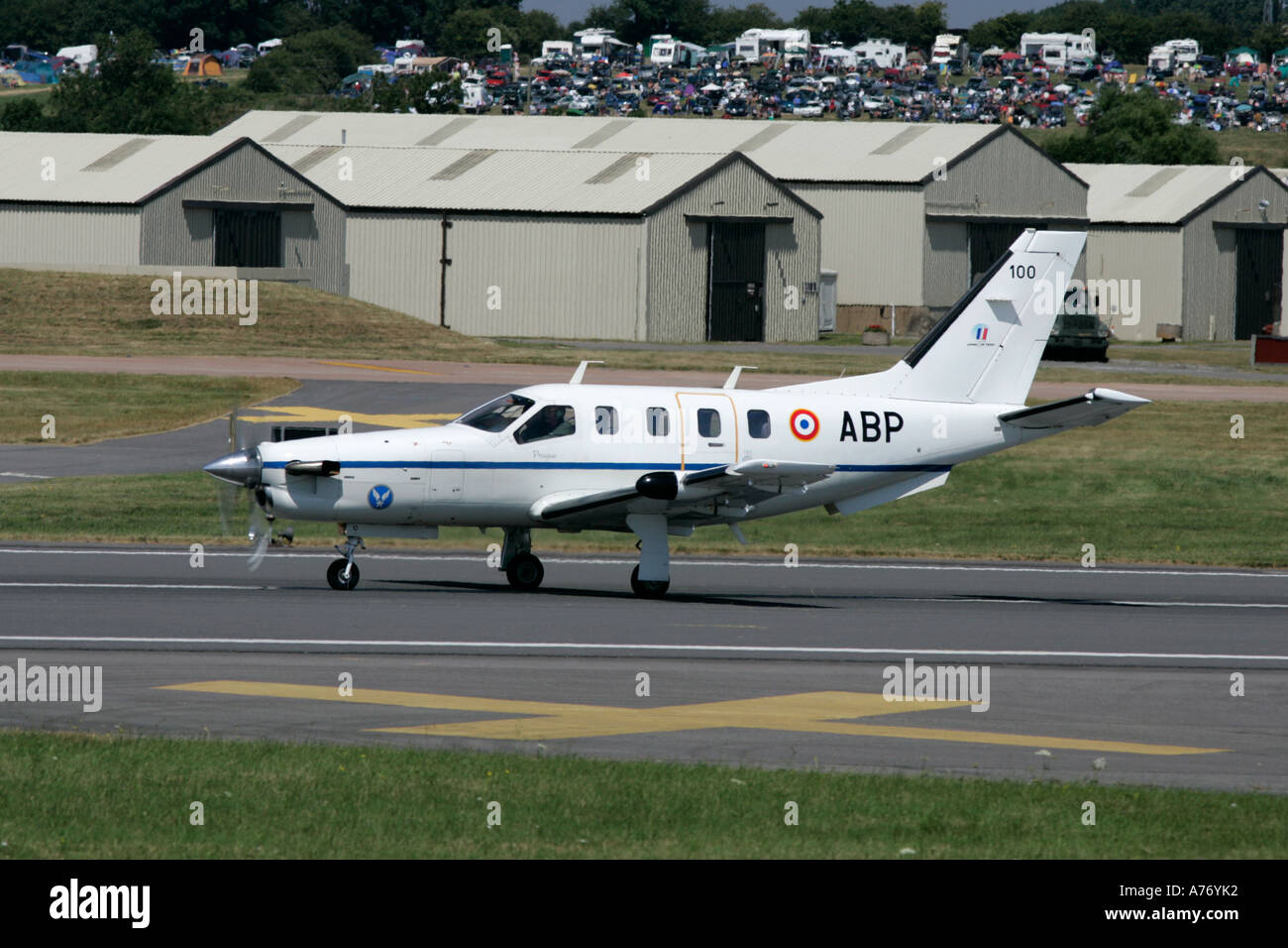 Armée française TBM700 Les taxis sur la piste pour décoller RIAT 2005 RAF Fairford Gloucestershire England UK Banque D'Images