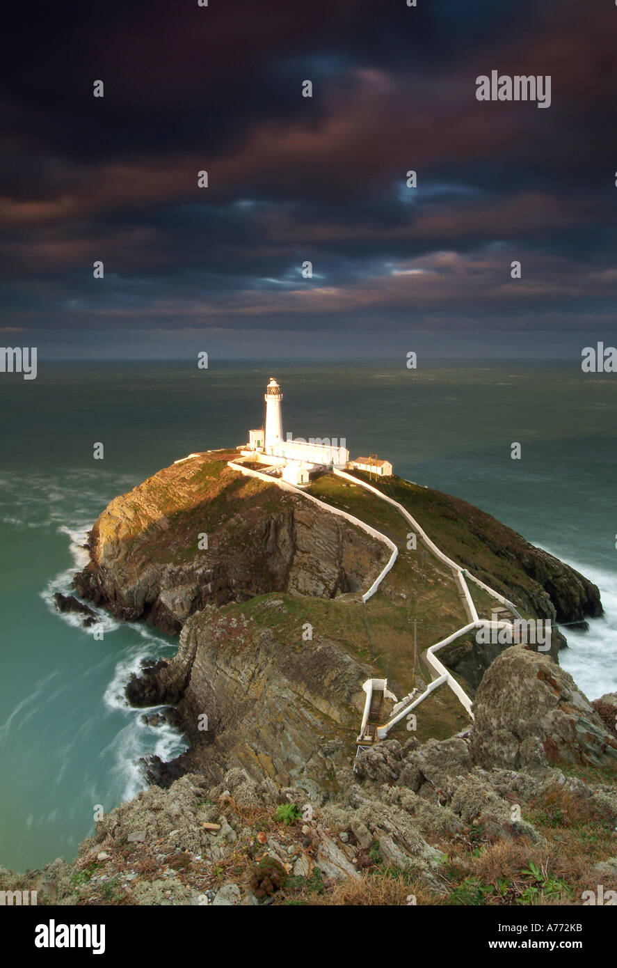 La première lumière au phare de South Stack île sacrée Anglesey au nord du Pays de Galles UK Banque D'Images