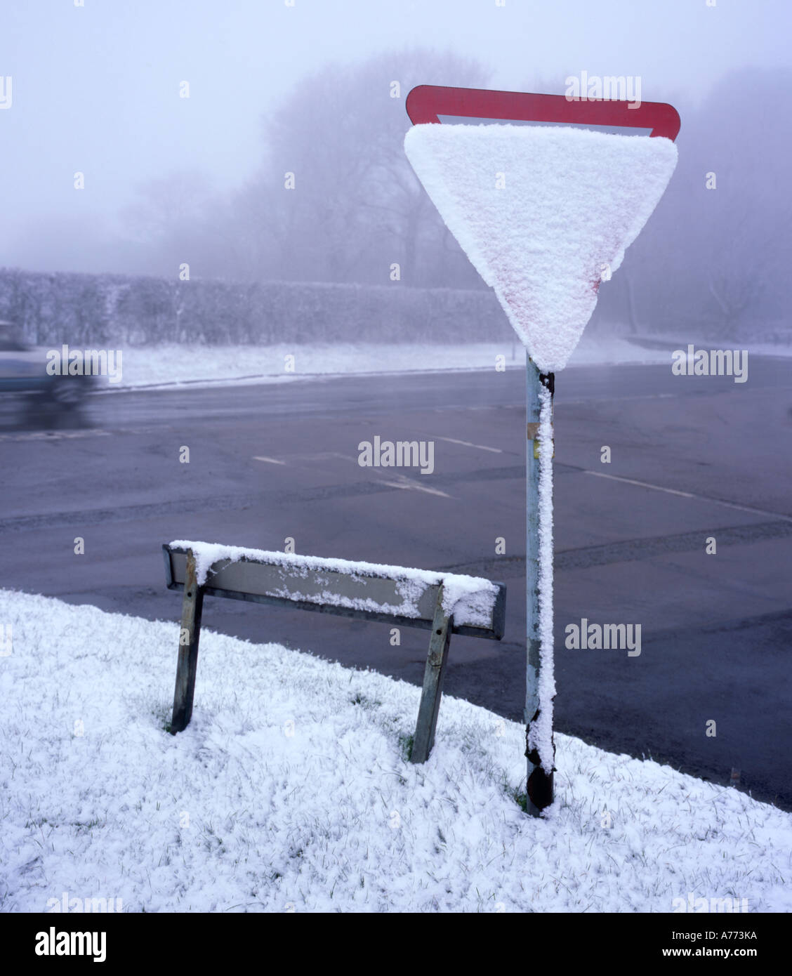 Vue plus large d'une manière donner signe de neige fraîche glisse lentement vers le bas. Kent, England, UK Banque D'Images