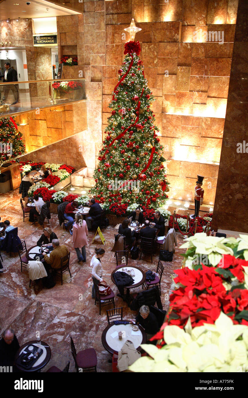 Christmassy décoré lobby principal de trump tower à 725 Cinquième avenue. manhattan, new york city, usa Banque D'Images