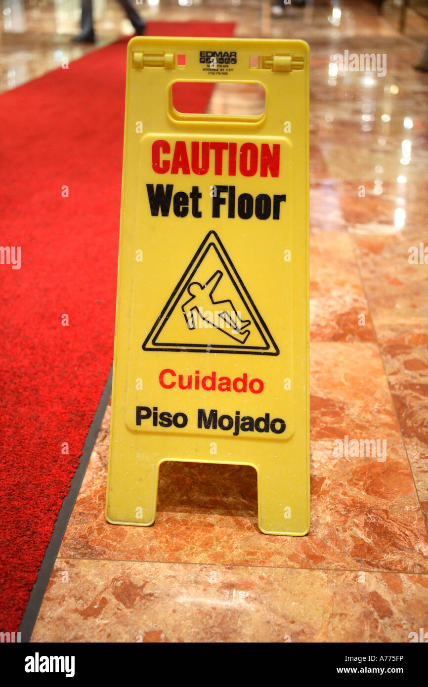 Attention plancher mouillé dans le hall principal de la Trump Tower à 725 Cinquième avenue. manhattan, new york city, usa Banque D'Images
