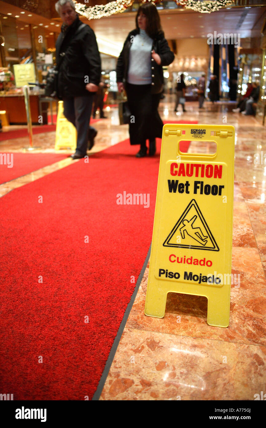 Attention plancher mouillé dans le hall principal de la Trump Tower à 725 Cinquième avenue. manhattan, new york city, usa Banque D'Images