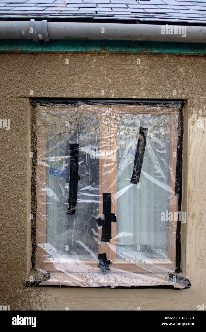 Des bâches en plastique pour masquer les nouvelles fenêtres à battants en bois TANDIS QUE D'UN CHALET EN RÉNOVATION est généré avec une chiquenaude FINAL COA Banque D'Images