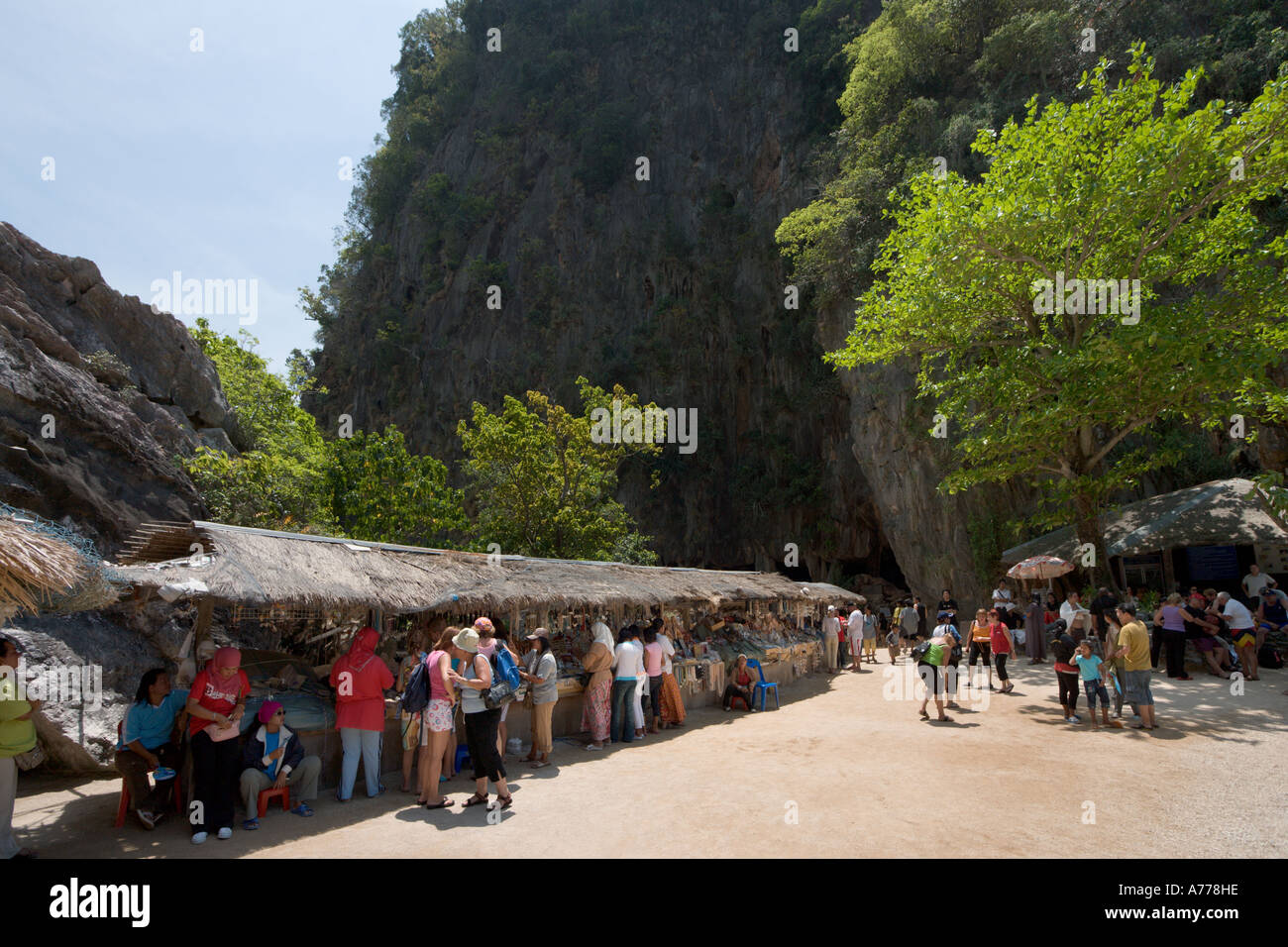 Étals de vente de souvenirs sur l'île de James Bond, Parc National Ao Phang Nga, Phang Nga, Thaïlande Banque D'Images