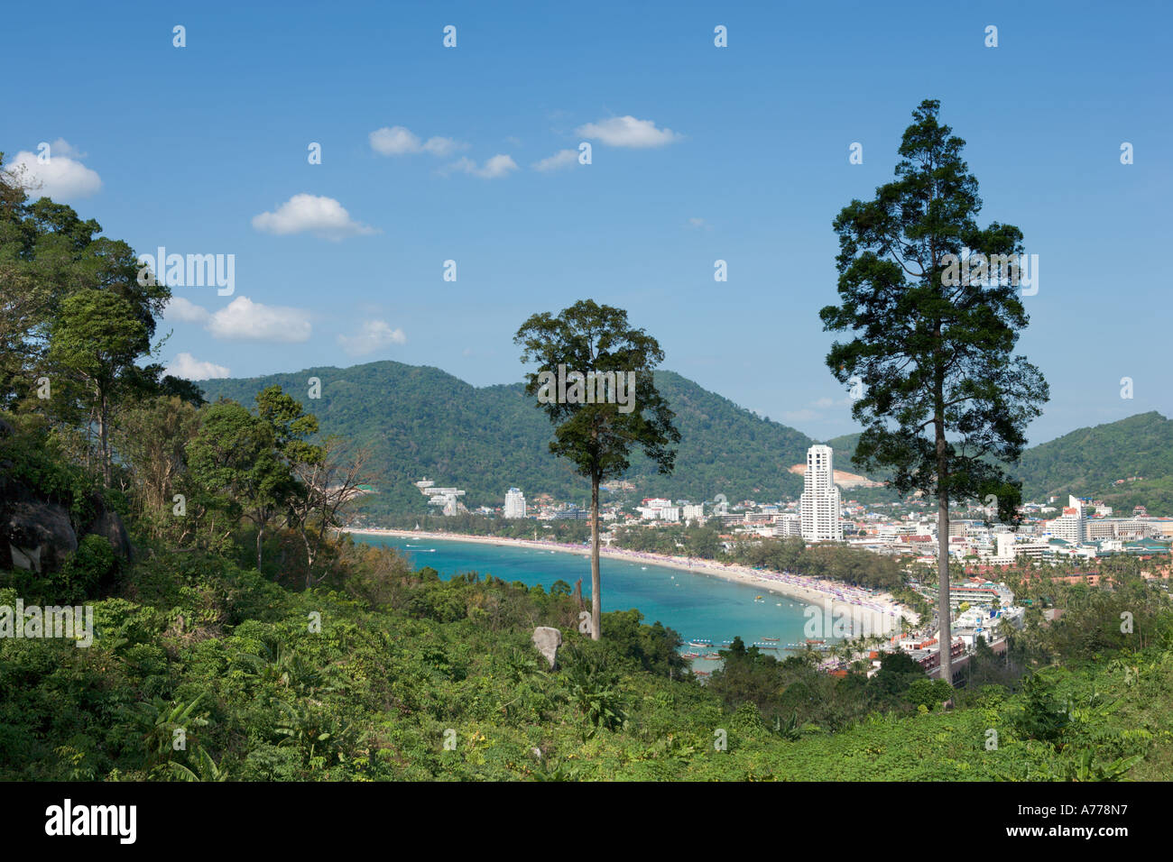 Vue sur la plage de Patong, Phuket, Thailand Banque D'Images