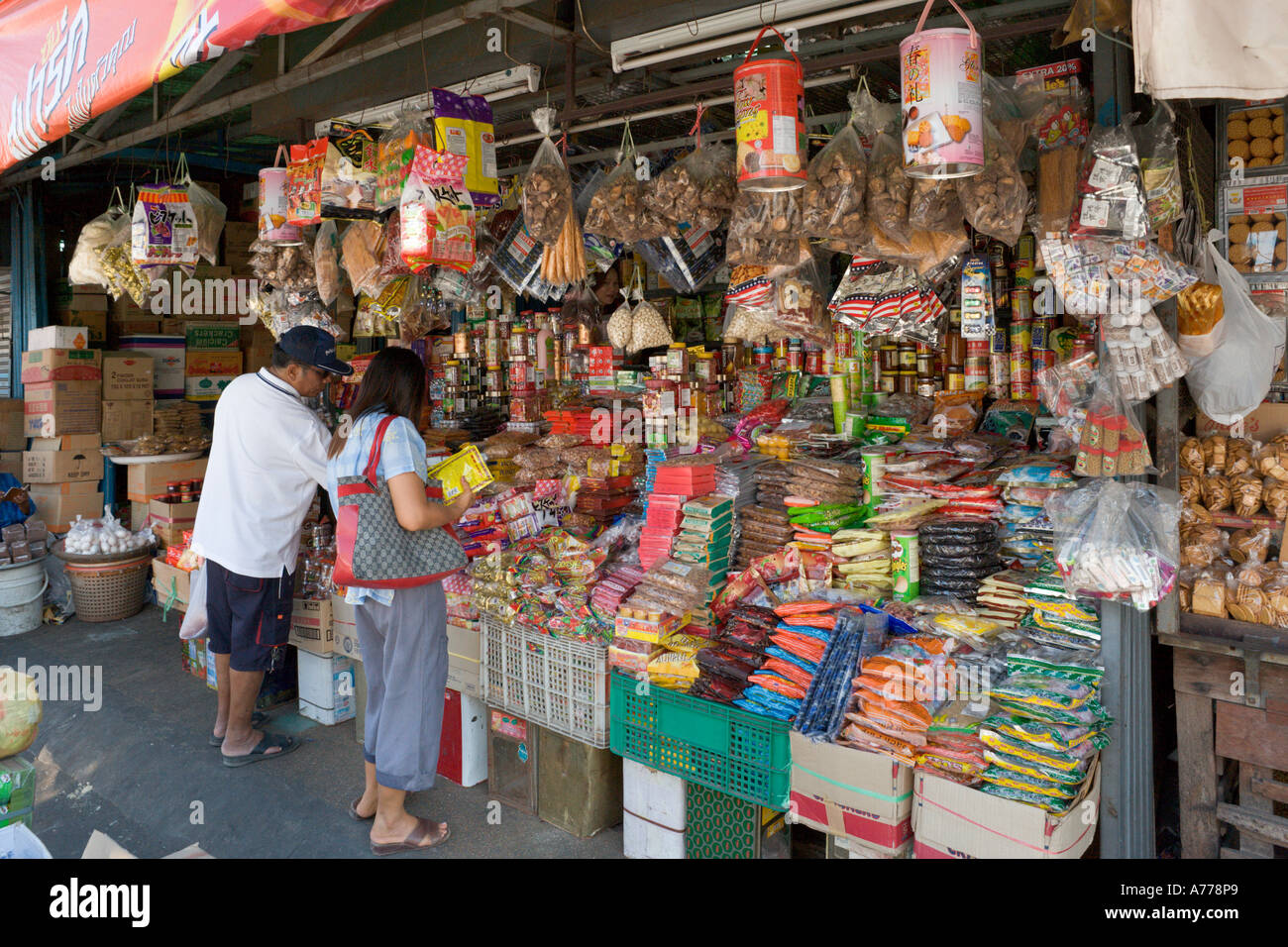 Les étals de marché dans la ville de Phuket, Phuket, Thaïlande Banque D'Images