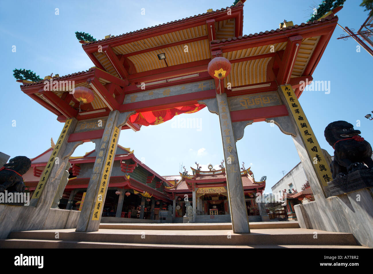 Entrée de Temple chinois, vieille ville de Phuket, Phuket, Thaïlande Banque D'Images