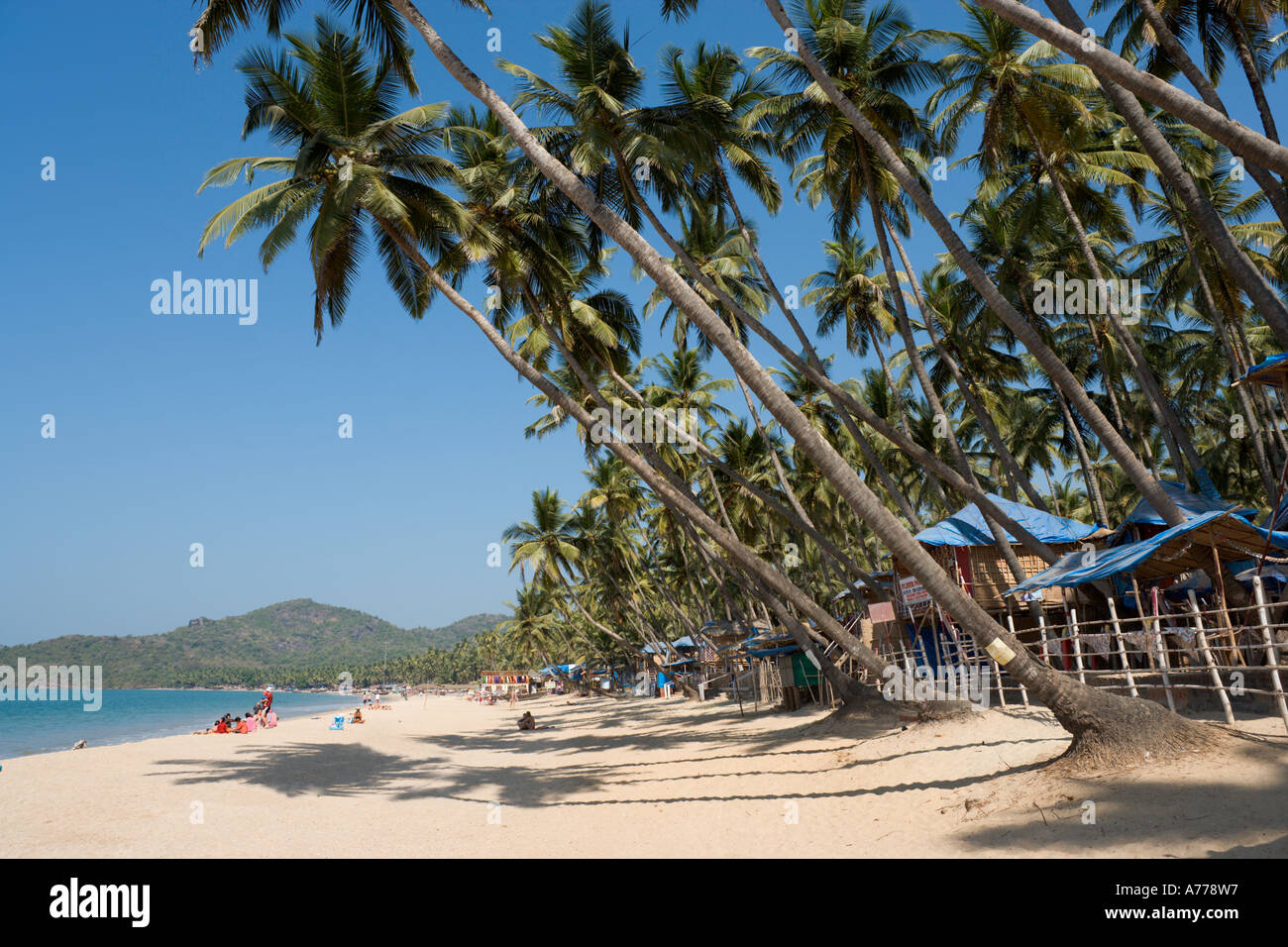 Plage de Palolem et Coco Beach Cottages (huttes), Sud de Goa, Goa, Inde Banque D'Images