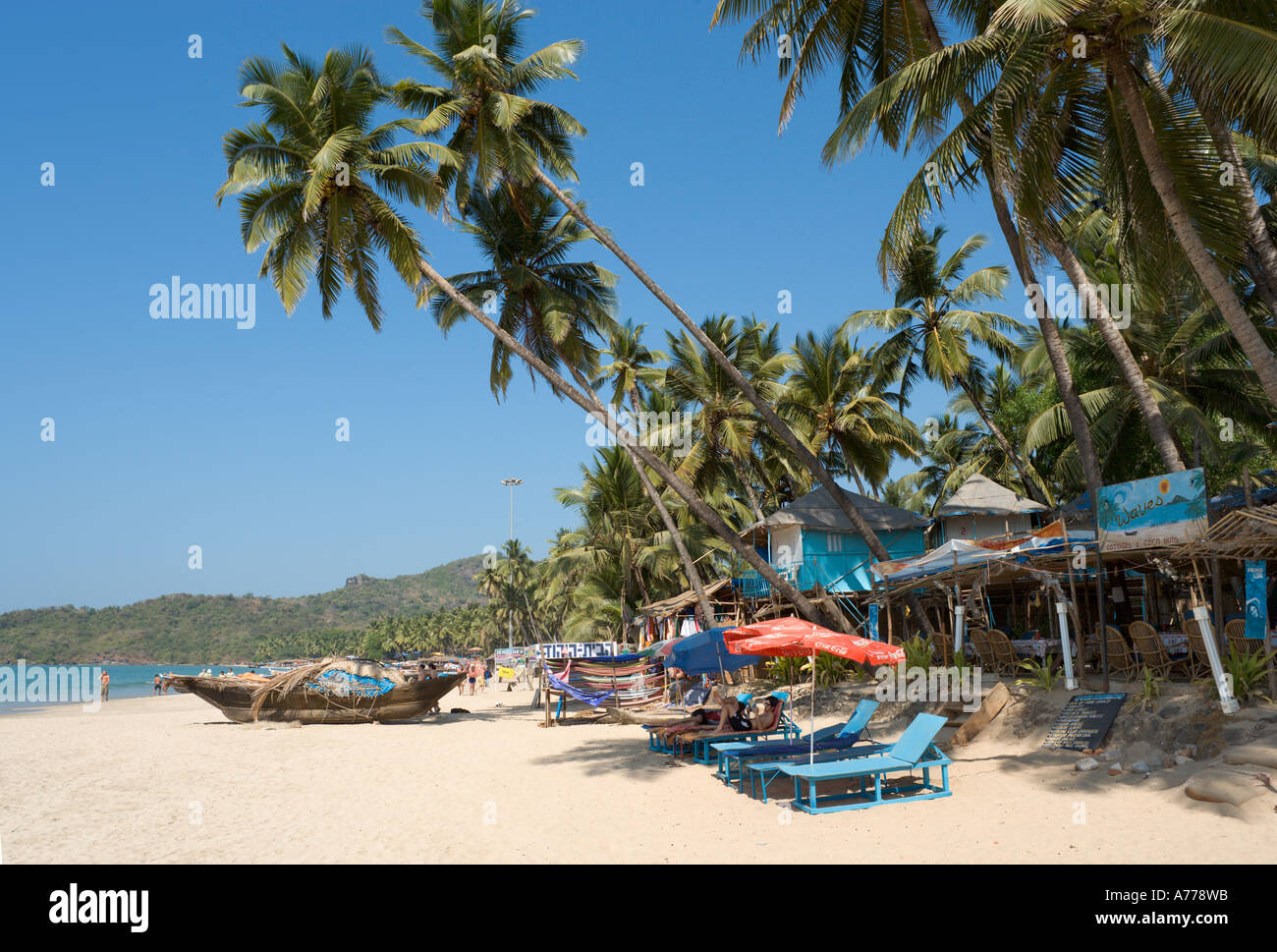 Avec plage de Palolem Beach Cottages (Coco Huttes) et restaurant en bord de mer, Sud de Goa, Goa, Inde Banque D'Images