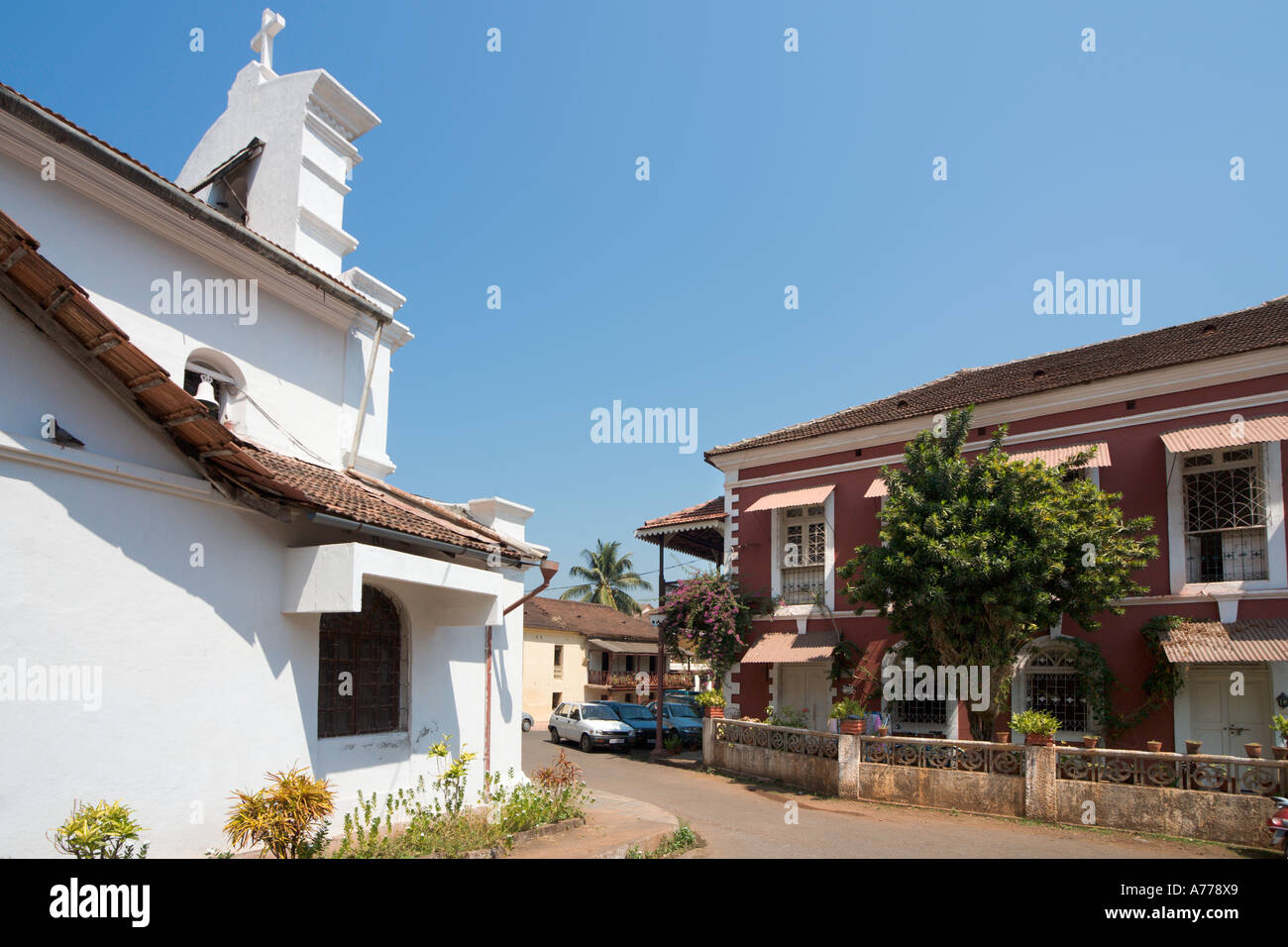 Église et maisons du vieux quartier historique de Fontainhas, Panaji ou Panjim (la capitale de Goa, Goa, Inde) Banque D'Images