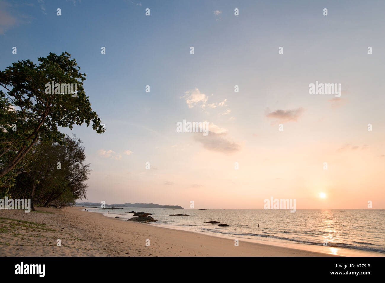 Coucher du soleil à Khao Lak Beach près de l'hôtel Khaolak Merlin, Khao Lak, Thaïlande, province de Phang Nga Banque D'Images