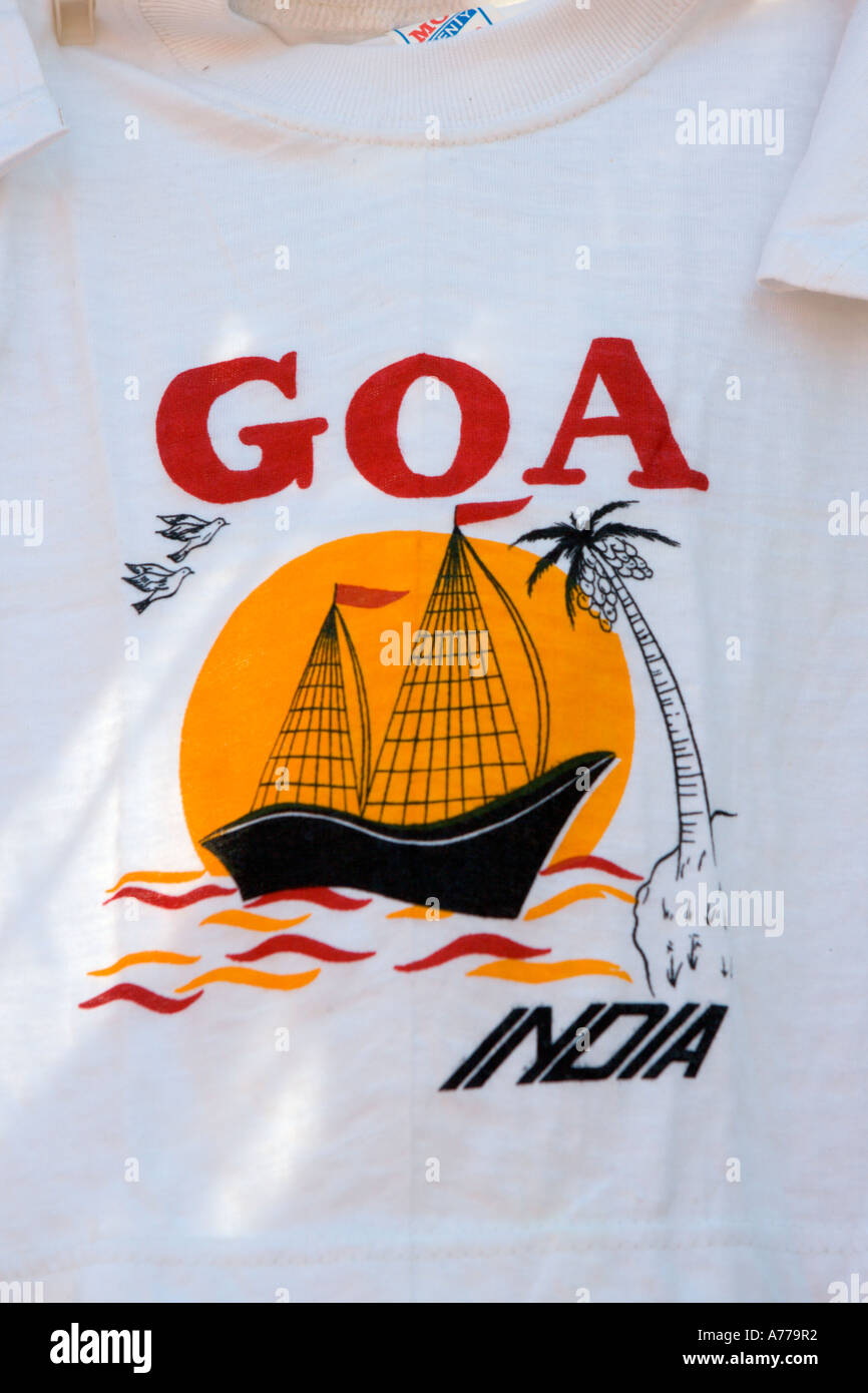 T Shirt en vente dans le marché aux puces d'Anjuna, Plage, Nord de Goa, Goa, Inde Banque D'Images