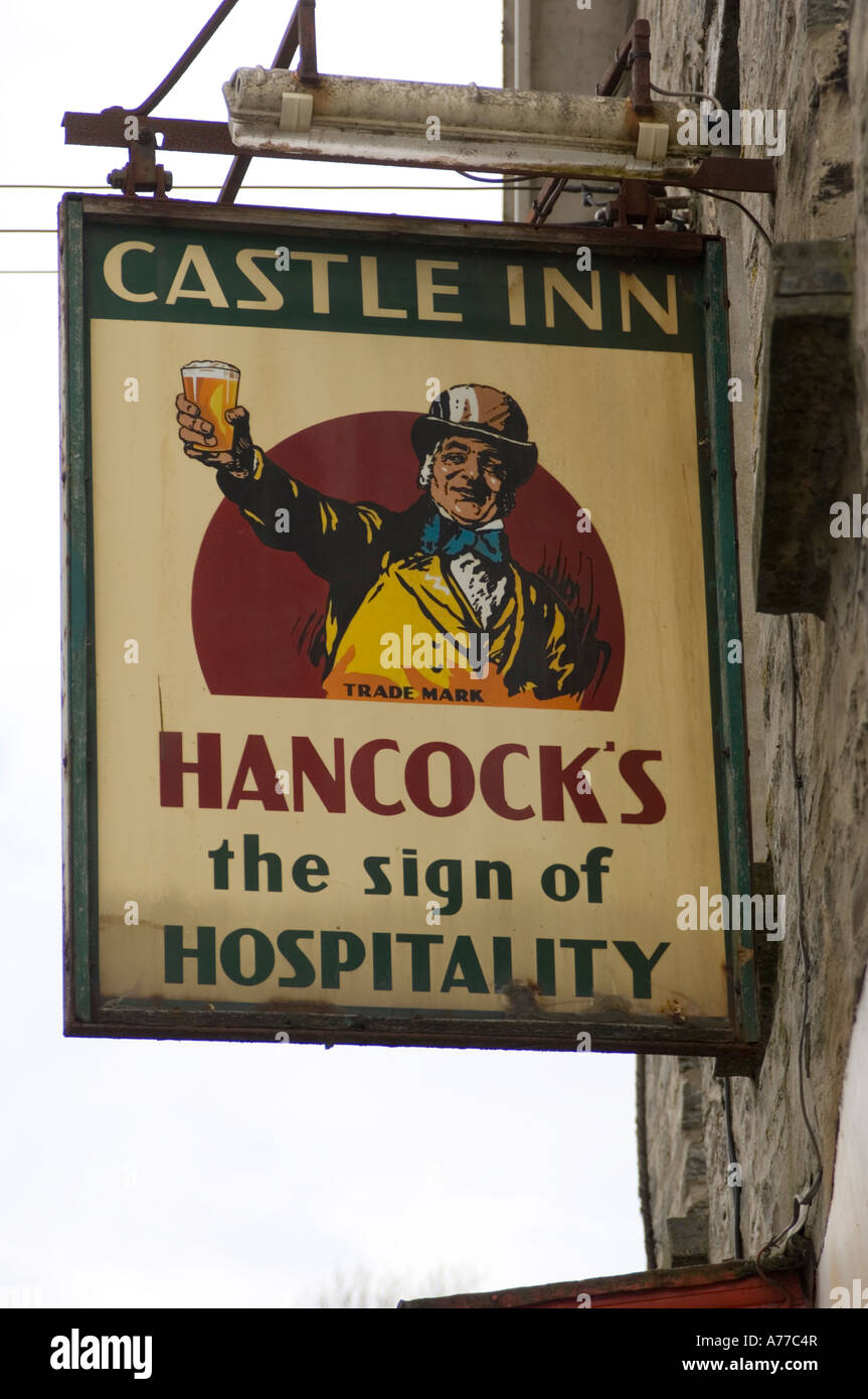 Hancocks enseigne de pub Castle Inn Cardigan Ceredigion ville ouest du pays de Galles . Le signe de l'hospitalité UK Banque D'Images