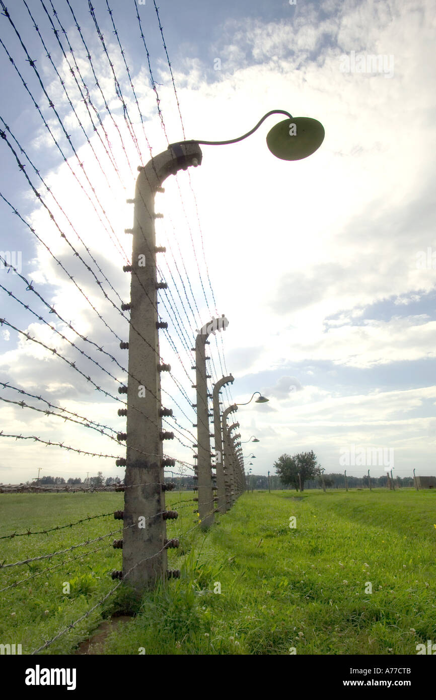 Une vue sur les barbelés du camp de concentration de Birkenau en Pologne. Banque D'Images
