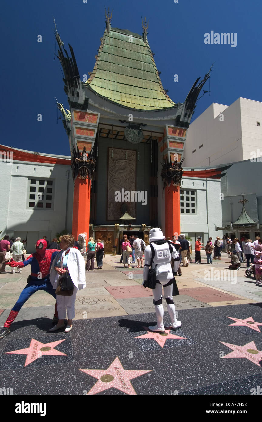 Spiderman et Star Wars trooper posant avec un séjour touristique en face de Graumans Chinese Theatre Hollywood Los Angeles California USA Banque D'Images