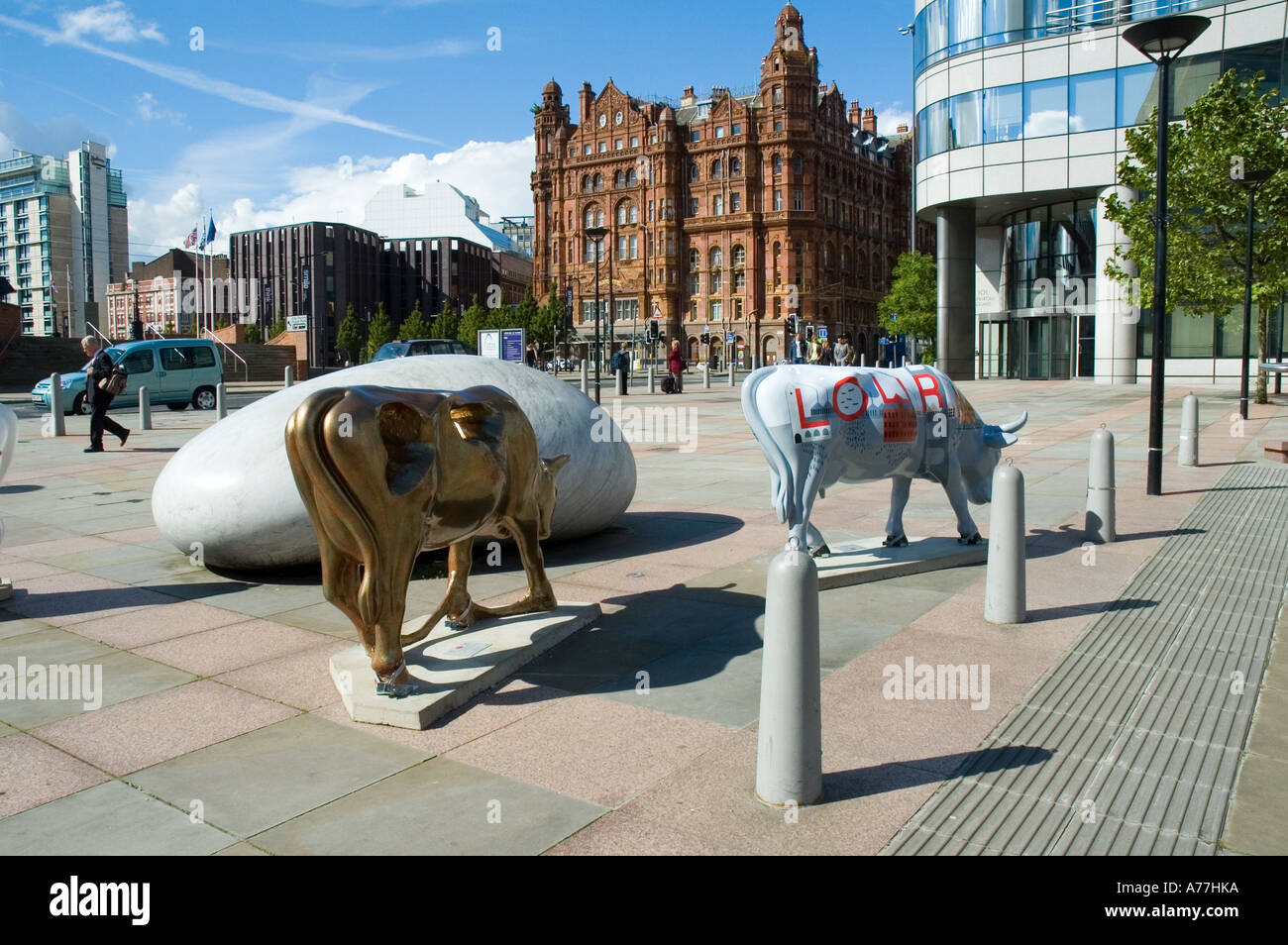 Les expositions de la Cow Parade 2004 et 'pierre', une sculpture par Kan Yasuda, Barbirolli Square, Manchester, Angleterre, Royaume-Uni. Banque D'Images