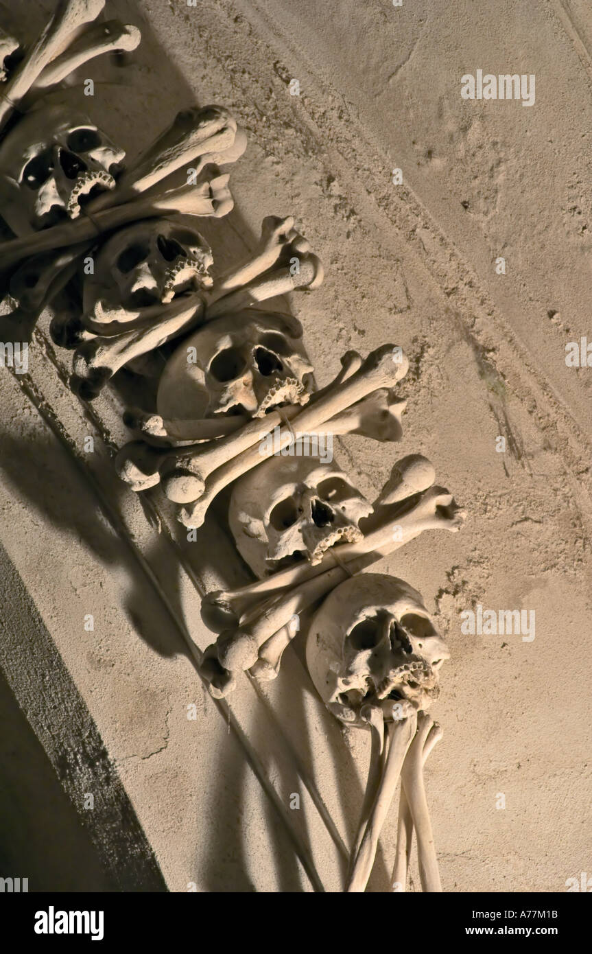 Décorations d'os humains à l'intérieur de l'ossuaire de Sedlec à Kutná Hora République Tchèque Banque D'Images